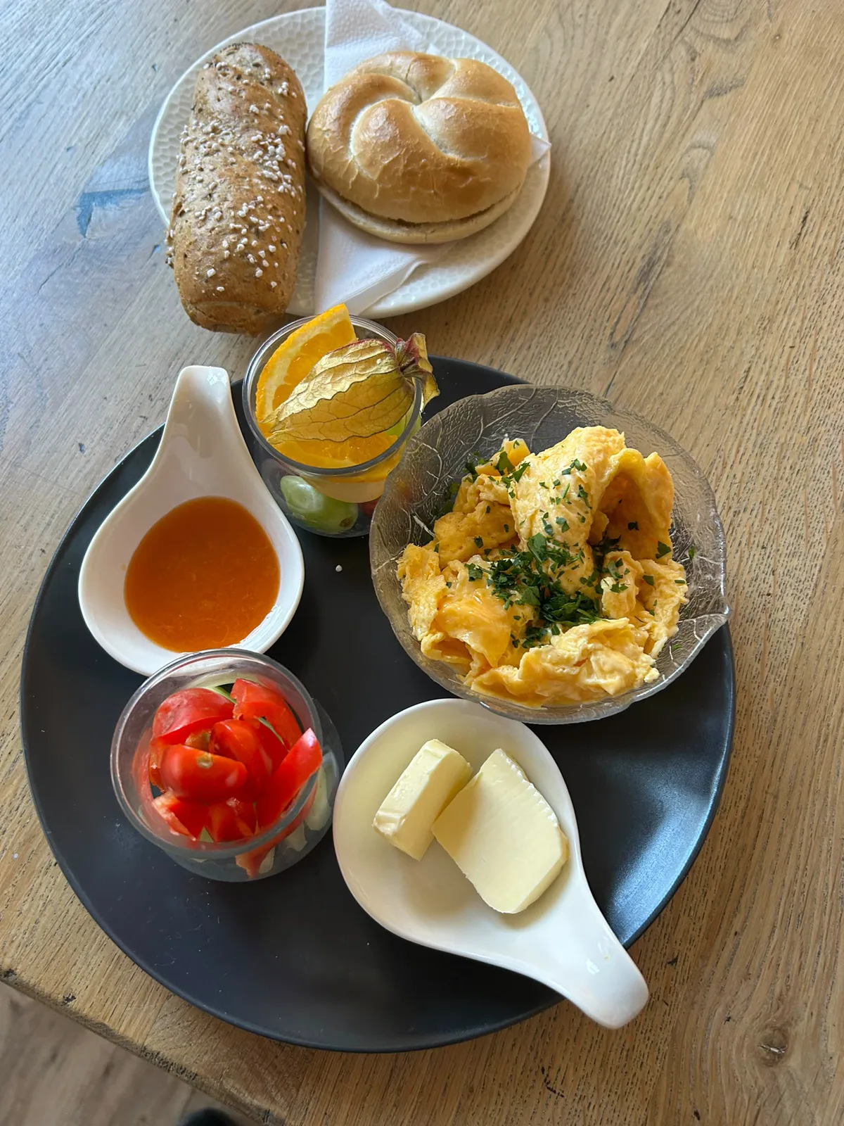 Fr&uuml;hst&uuml;ck mit R&uuml;hrei, Geb&auml;ck und frischem Gem&uuml;se