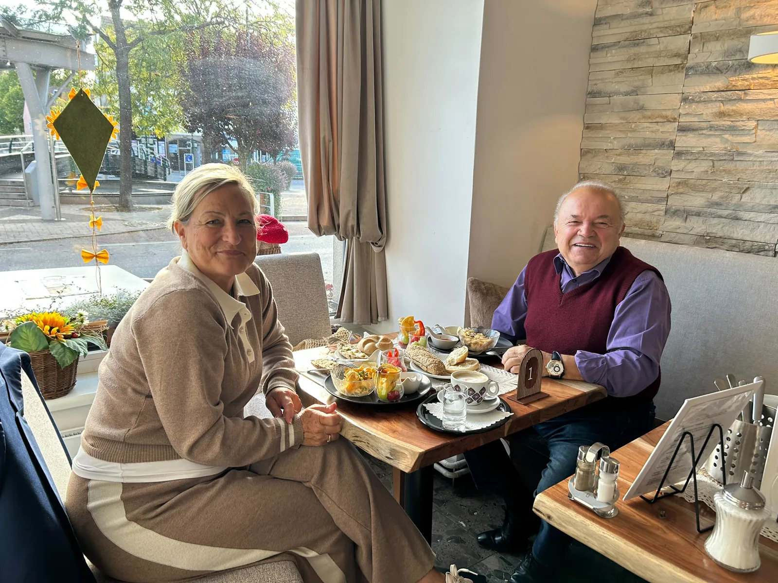 Zwei G&auml;ste beim gemeinsamen Fr&uuml;hst&uuml;ck im Mittelpunkt Mistelbach