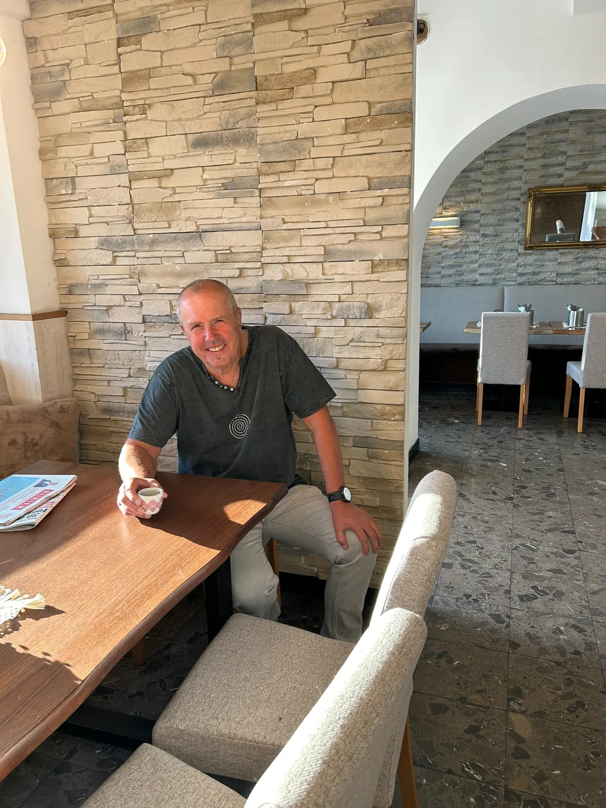 Gast mit Espresso im Mittelpunkt Mistelbach