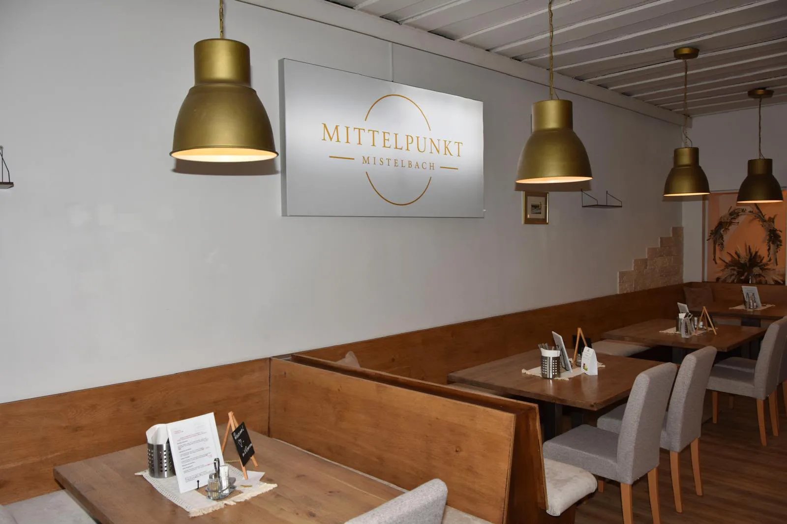 Gastraum mit beleuchtetem Mittelpunkt-Mistelbach-Logo