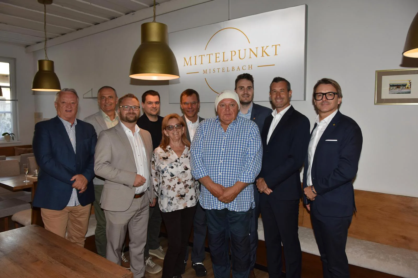 Gruppenfoto bei der Er&ouml;ffnungsfeier im Mittelpunkt Mistelbach