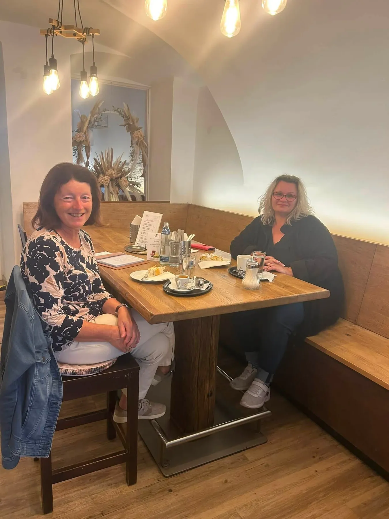 Zwei G&auml;ste bei Kaffee und Kuchen im Mittelpunkt Mistelbach