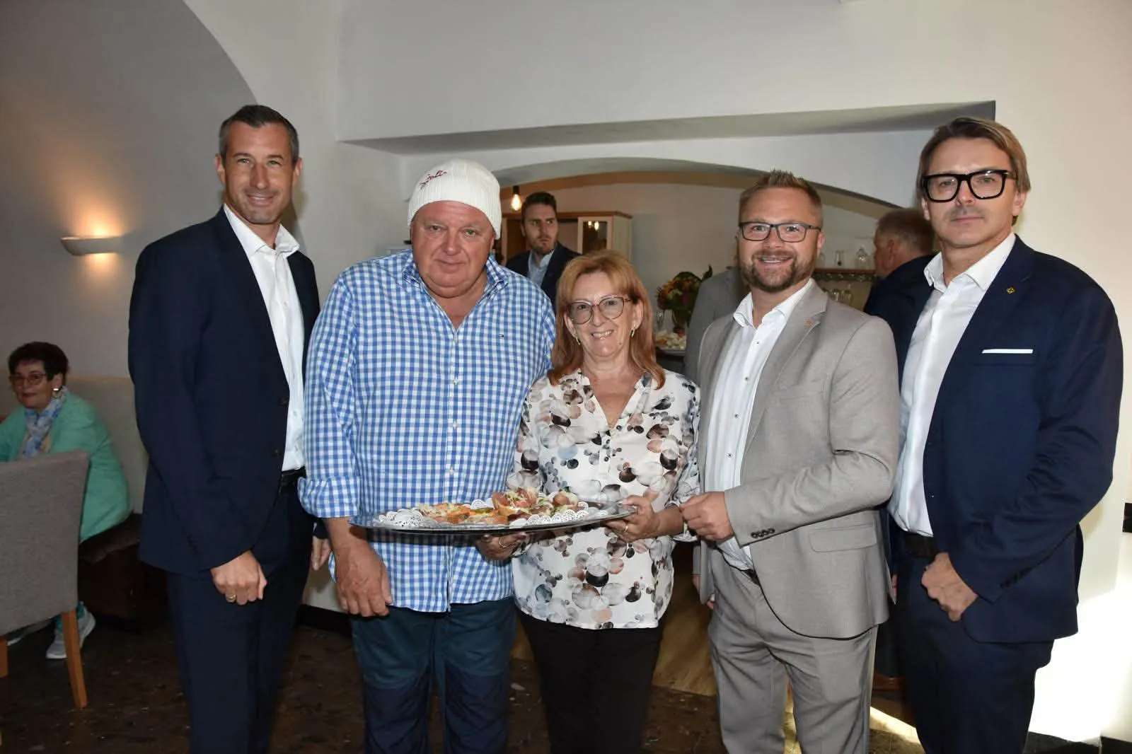 Gruppe bei der Er&ouml;ffnungsfeier im Mittelpunkt Mistelbach